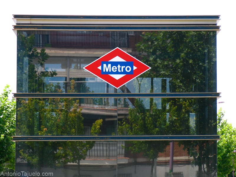 Desde hoy, Metro de Madrid vuelve a tener abiertos todos sus accesos, algunos de los cuales llevaban cerrados más de dos años. Foto: Antonio Tajuelo.