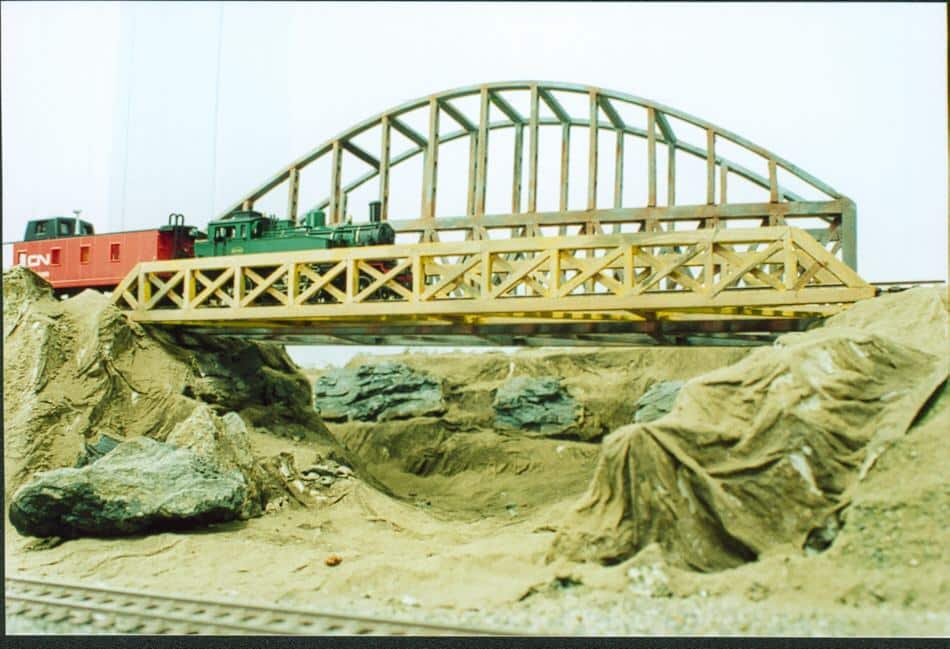 Puente ferroviario a escala H0 fabricado artesanalmente por los socios del Club Chileno de Ferromodelismo. Foto propiedad del Club.