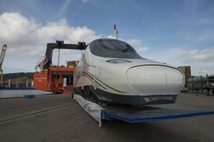 Imagen del primer Talgo a la Meca embarcando en el puerto de Barcelona.