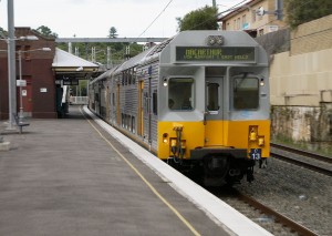 Tren de la serie C pasando sin parar por Bardwell Park. Foto: Jason Antony.