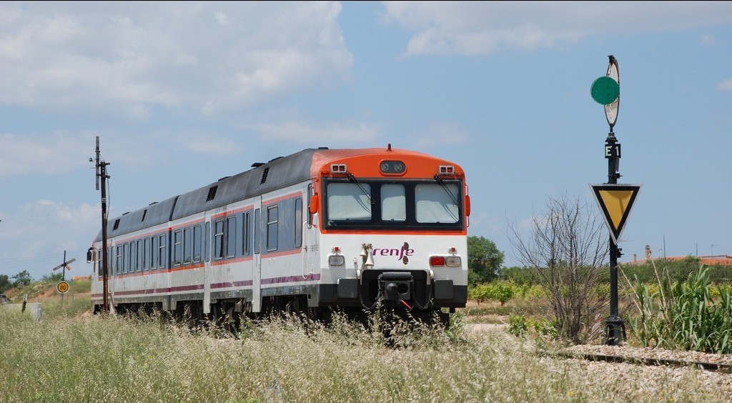 El 592-201 "Atómico" junto a una señal mecánica compuesta avanzada en anuncio de precaución junto a la estación de Utiel. Foto: Sergio Moreno.