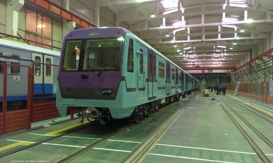 Imagen de uno de los nuevos trenes del metro de Moscú, que por su estructurá impedirá la práctica del train surfing. Foto: metro-photo.ru