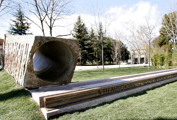 Este monumento en memoria de las víctimas del 11-M en Ciudad Universitaria reza "A tu ausencia le hacía falta un rostro; a tu rostro, probablemente un destino...". Foto: 20minutos.