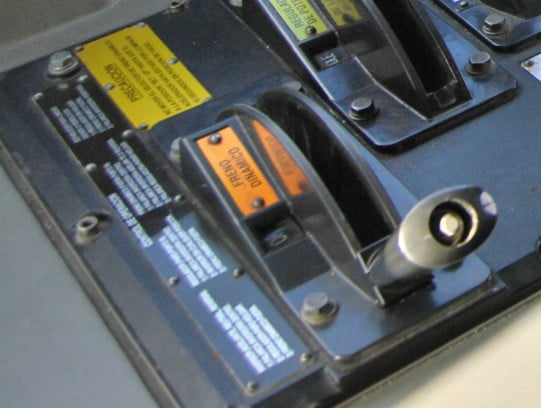 Palanca de accionamiento del freno dinámico de una locomotora 333, que es del tipo eléctrico reostático.