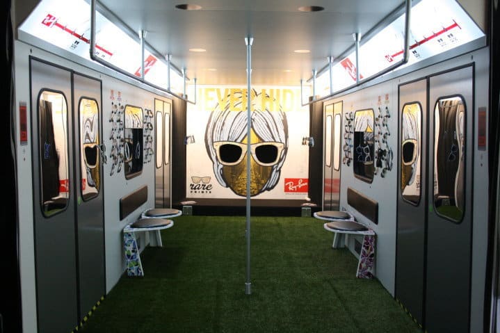 Interior de la tienda efímera de RayBan que podría aplicarse a un tren real. Foto: Domestika.org.