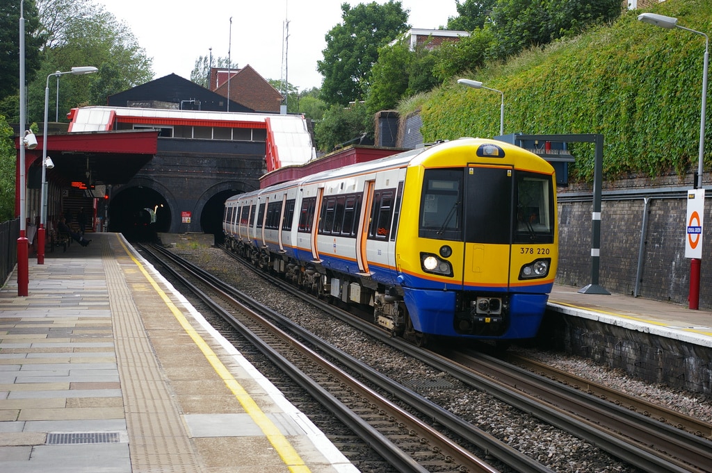 Detenido por cargar su móvil en el London Overground