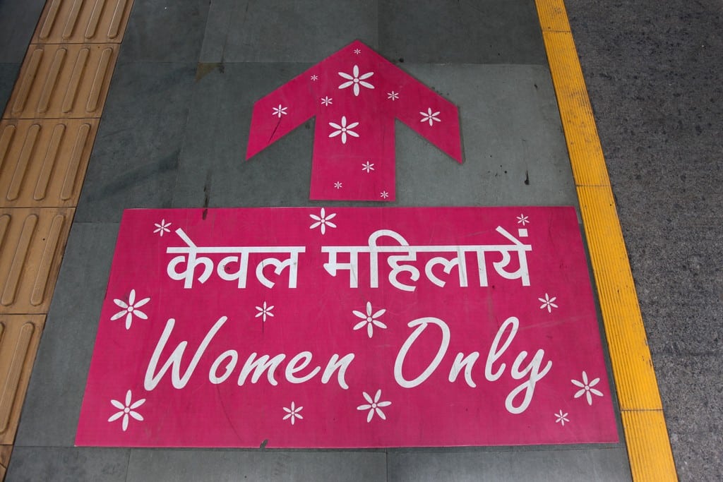 Algunas redes metro del mundo, como la de Nueva Delhi, ya cuentan con coches de viajeros para mujeres. Foto: Chris Brown.