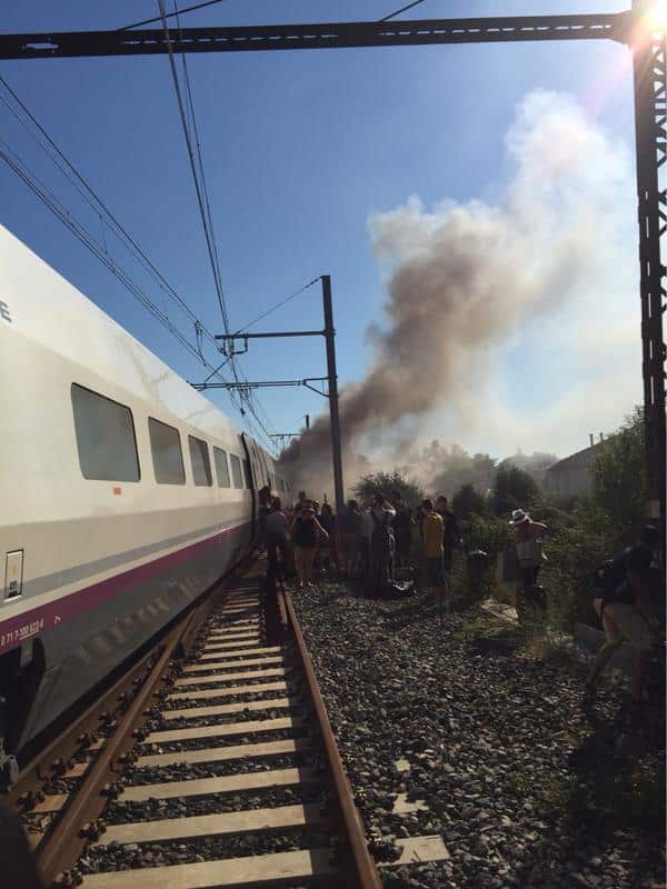 Imagen del incendio publicada por el pasajero zG PaRaNo, en donde se ve el momento de la evacuación.