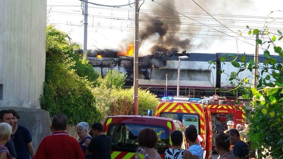 El AVE 100-022 durante el momento del incendio en Lunel. Foto: Naziha Kahla.