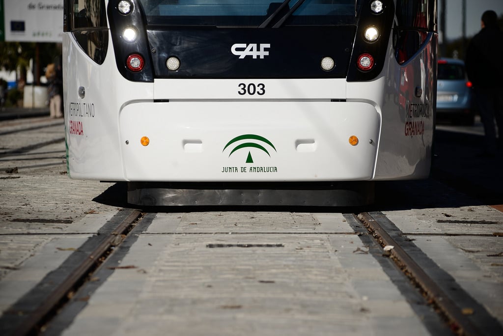 El metro de Granada llega en pruebas al centro