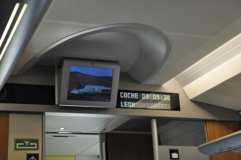 Primer tren AVE cuyo letrero de destino indica León gracias a la nueva línea de alta velocidad vía Palencia. Foto: Cristina Tolosa.