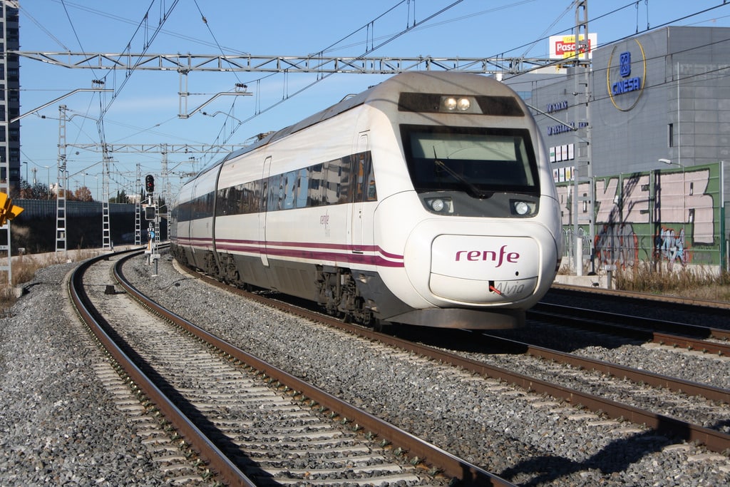 Renfe continúa reduciendo sus pérdidas