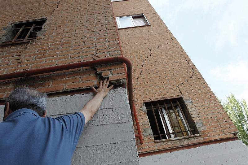 Grietas en la fachada de una vivienda de San Fernando de Henares a consecuencia del MetroEste. Foto: 20 Minutos.