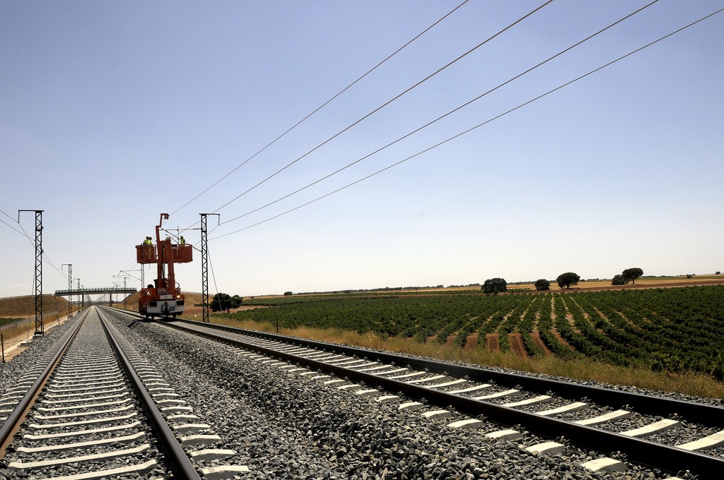 Los trenes que usen el freno regenerativo que pagar el nuevo "impuesto al sol". Foto: Ministerio de Fomento.