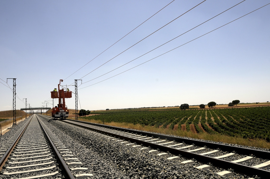 Los trenes también pagan el «impuesto al sol»