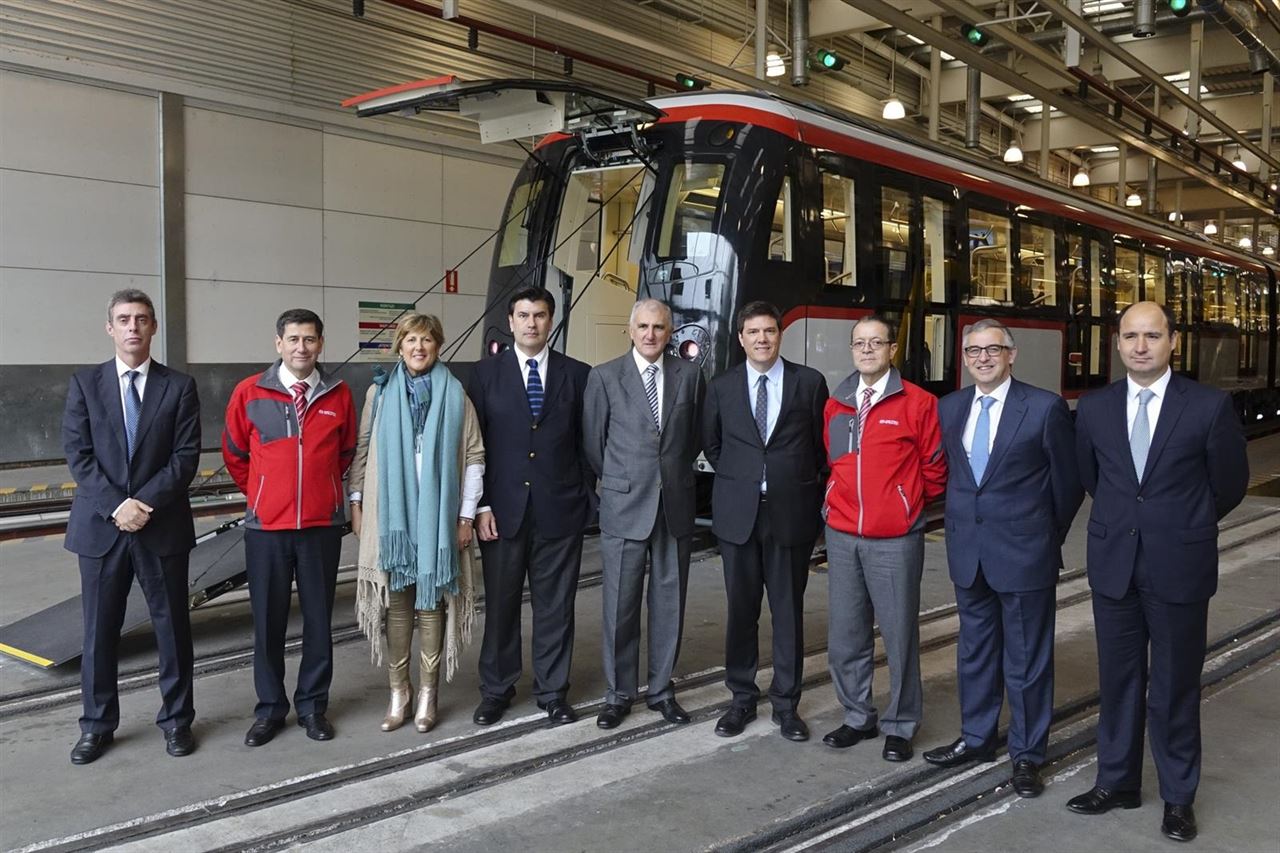 CAF presenta el tren nuevo del metro de Santiago