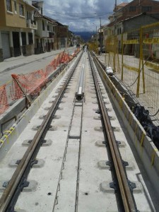 Imagen del avance en la instalación de los raíles y el sistema APS de Alstom en el tranvía de Cuenca. Foto: Tranvía de Cuenca.