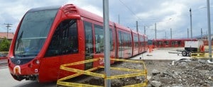 Los Citadis, preparados para la circulación con el sistema APS de Alstom, esperan la inauguración de la línea. Foto: mwmbwls.