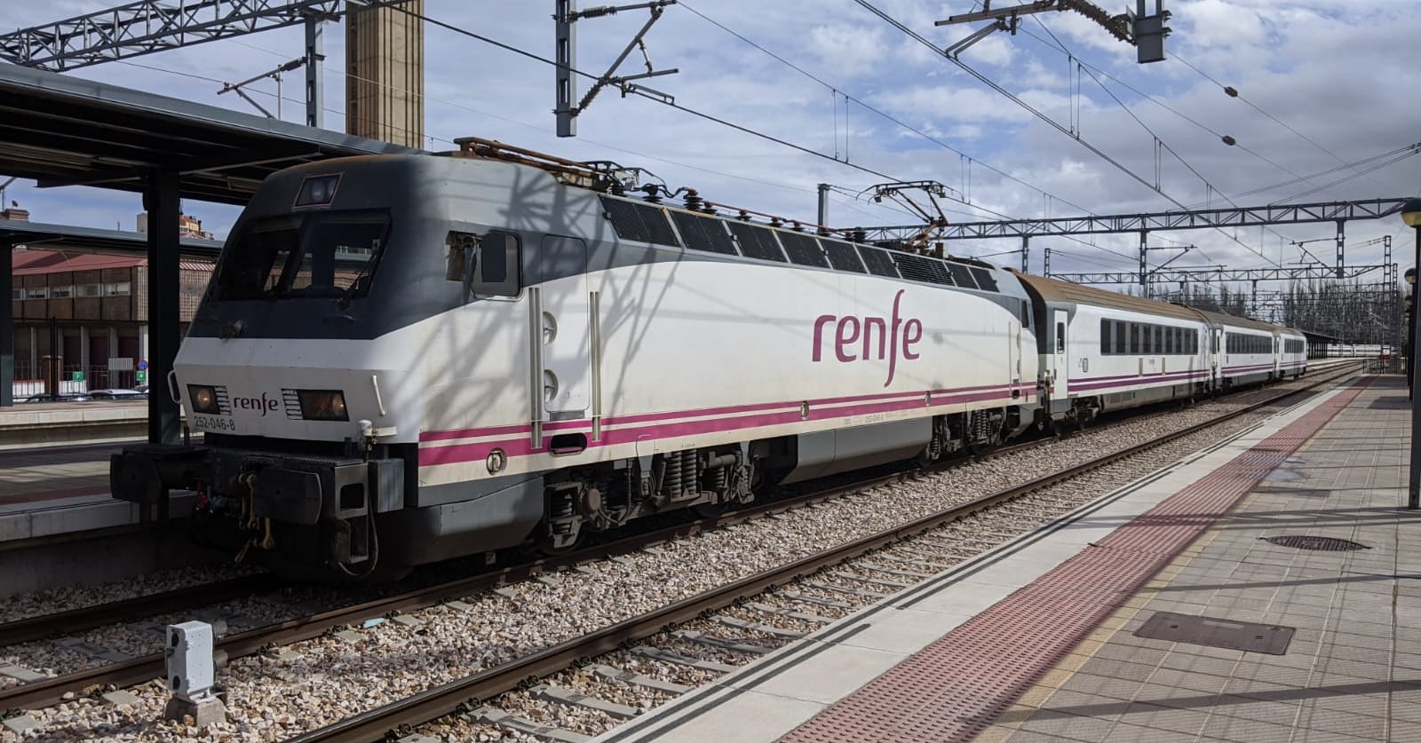 Hoy circula el último tren con material convencional de Renfe