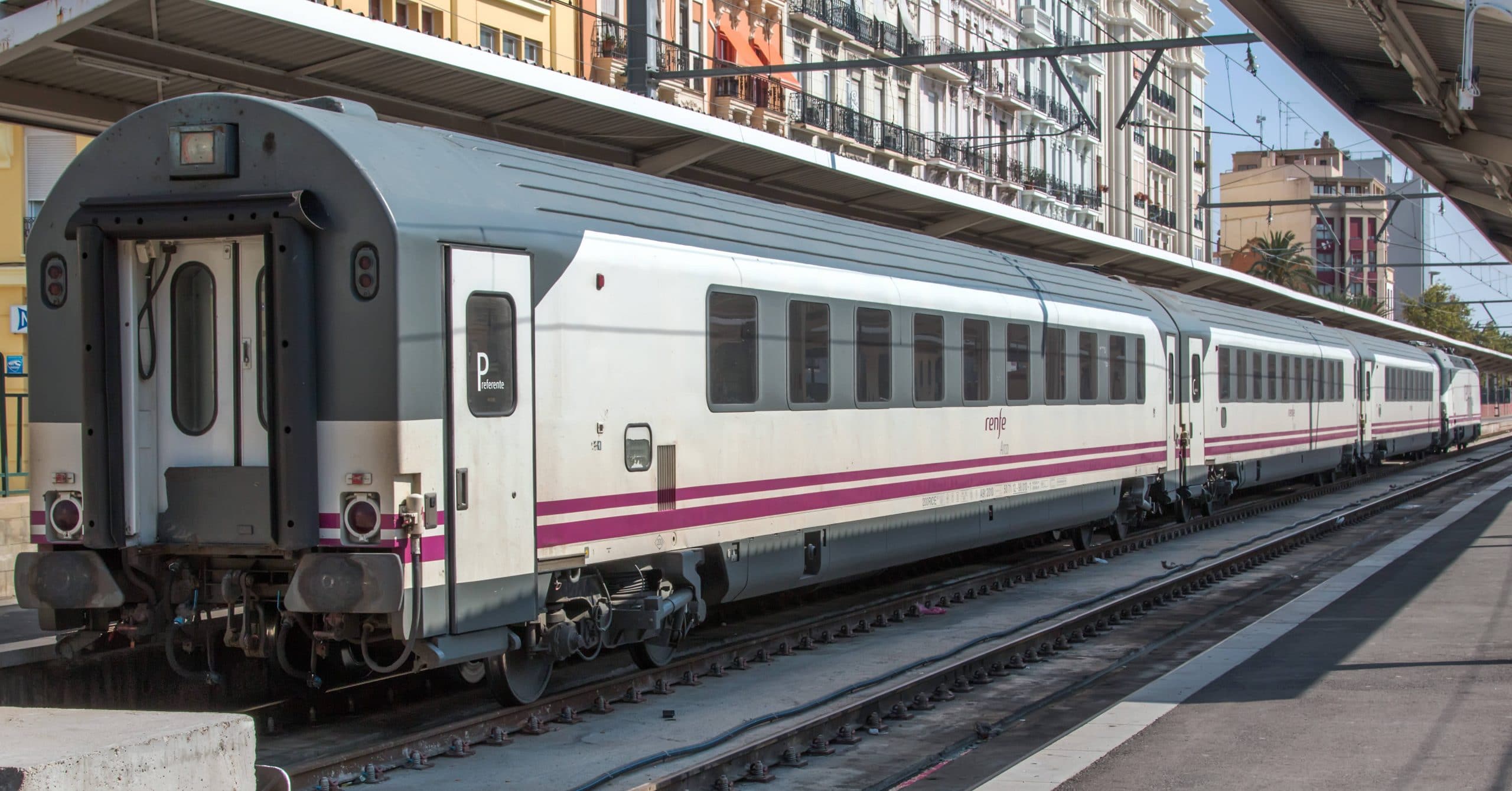 CP compra 51 coches convencionales de Renfe que ya están siendo trasladados