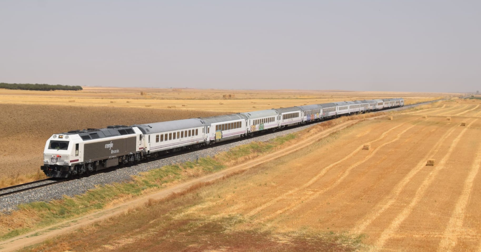 Salen hacia Portugal 2 trenes de material convencional vendido por Renfe
