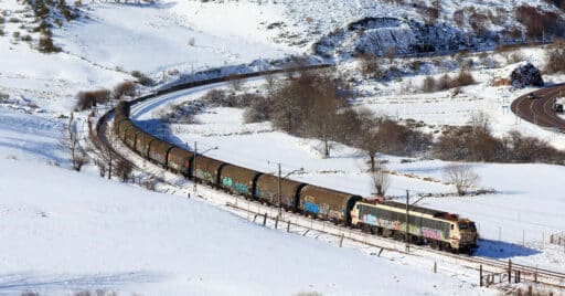 Bobinero de Renfe cruzando Busdongo con el paisaje nevado. Foto: Antero Pires.