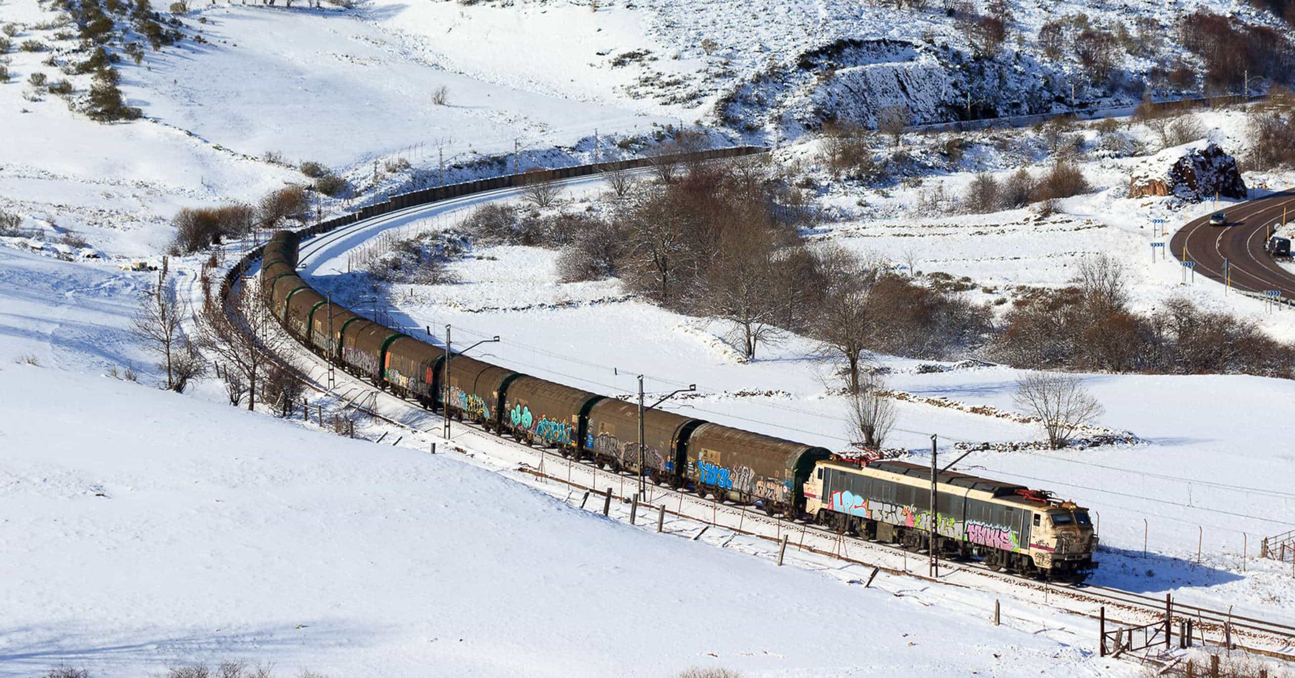 Adif refuerza las medidas para paliar los efectos de la nieve y el frío