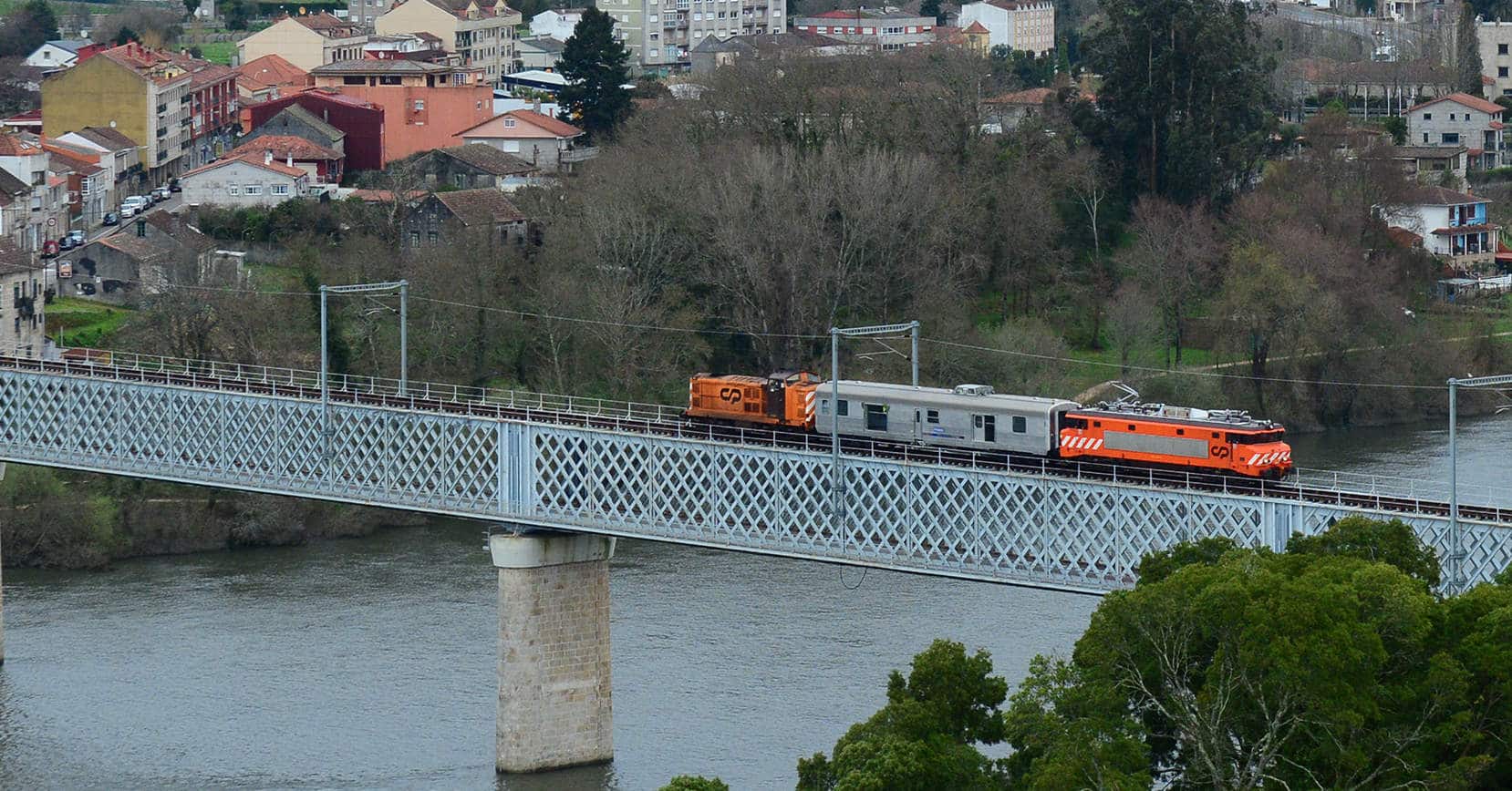 Una locomotora eléctrica de CP llega a la frontera con España por primera vez