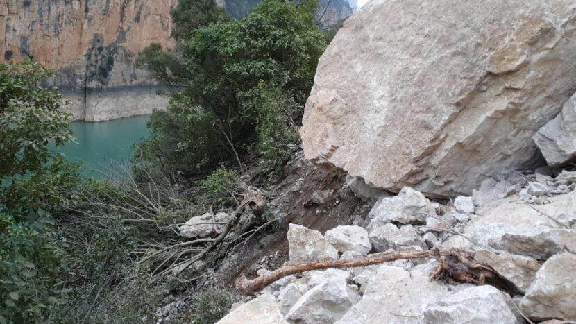 Ladera entre la vía de ferrocarril y el río. AUTOR DESCONOCIDO.