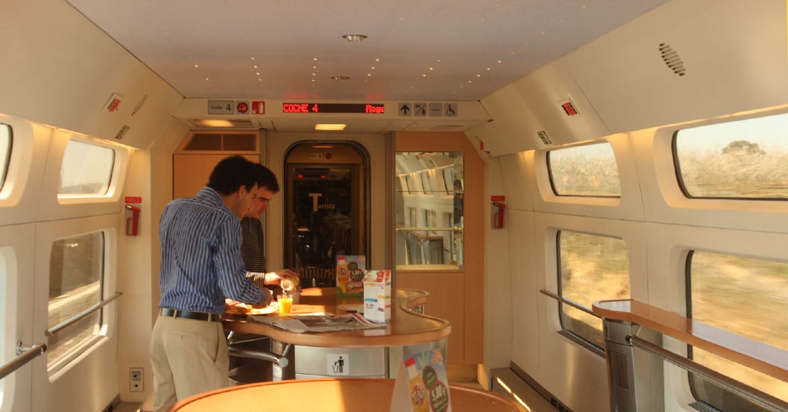 La cafetería a bordo de los trenes de Renfe regresa el 1 de julio
