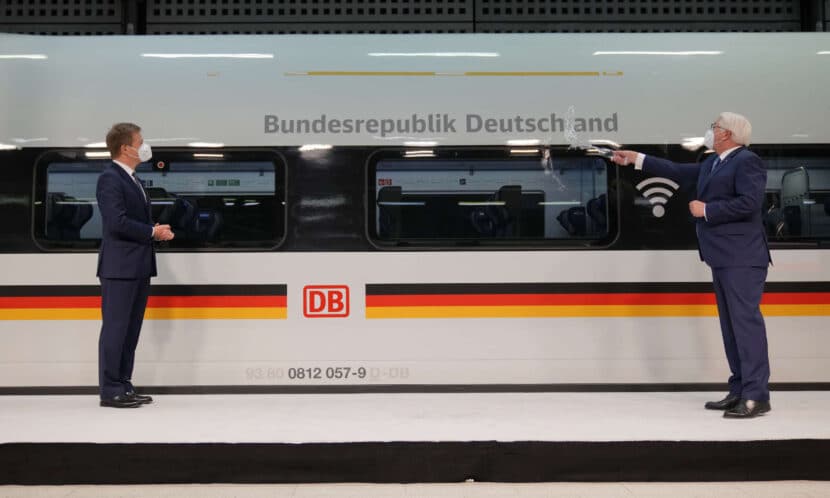 El Presidente de Alemania bautizando el primer ICE 4 XXL con agua de los ríos más largos de Alemania: el Danubio, el Rin y el Elba. © DEUTSCHE BAHN AG / OLIVER LANG.