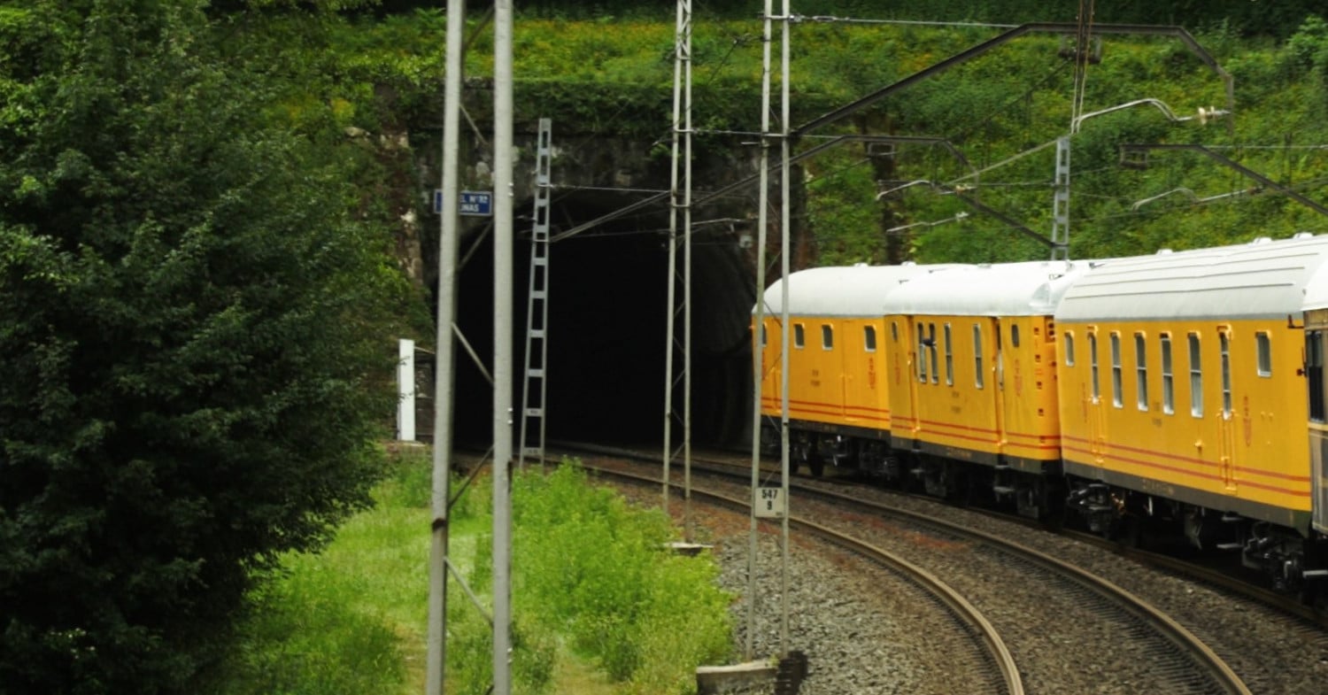 Correos estudia crear una operadora ferroviaria junto a Renfe