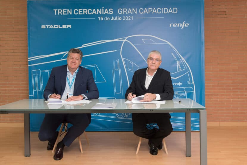 Isaías Táboas e Iñigo Parra durante la firma del contrato. RENFE.