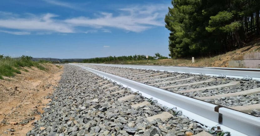 Tramo de línea convencional de Albacete donde Adif está probando a pintar los carriles de blanco con Ice Paint para evitar el pandeo o los garrotes. ADIF.