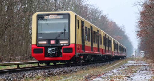 Doble composición de la serie 483/484 del S-Bahn de Berlín en su primer día de servicio. (CC BY SA) MIRKONE