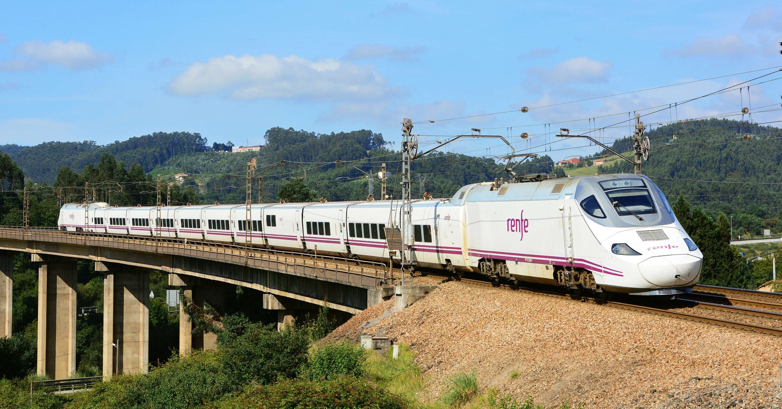 Renfe reformará las series 130 y 730, que ofrecerán WiFi