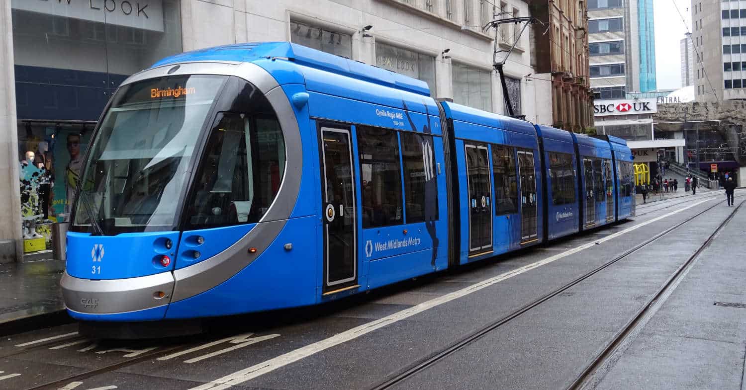 West Midlands Metro suspende el servicio por fisuras en los tranvías de CAF