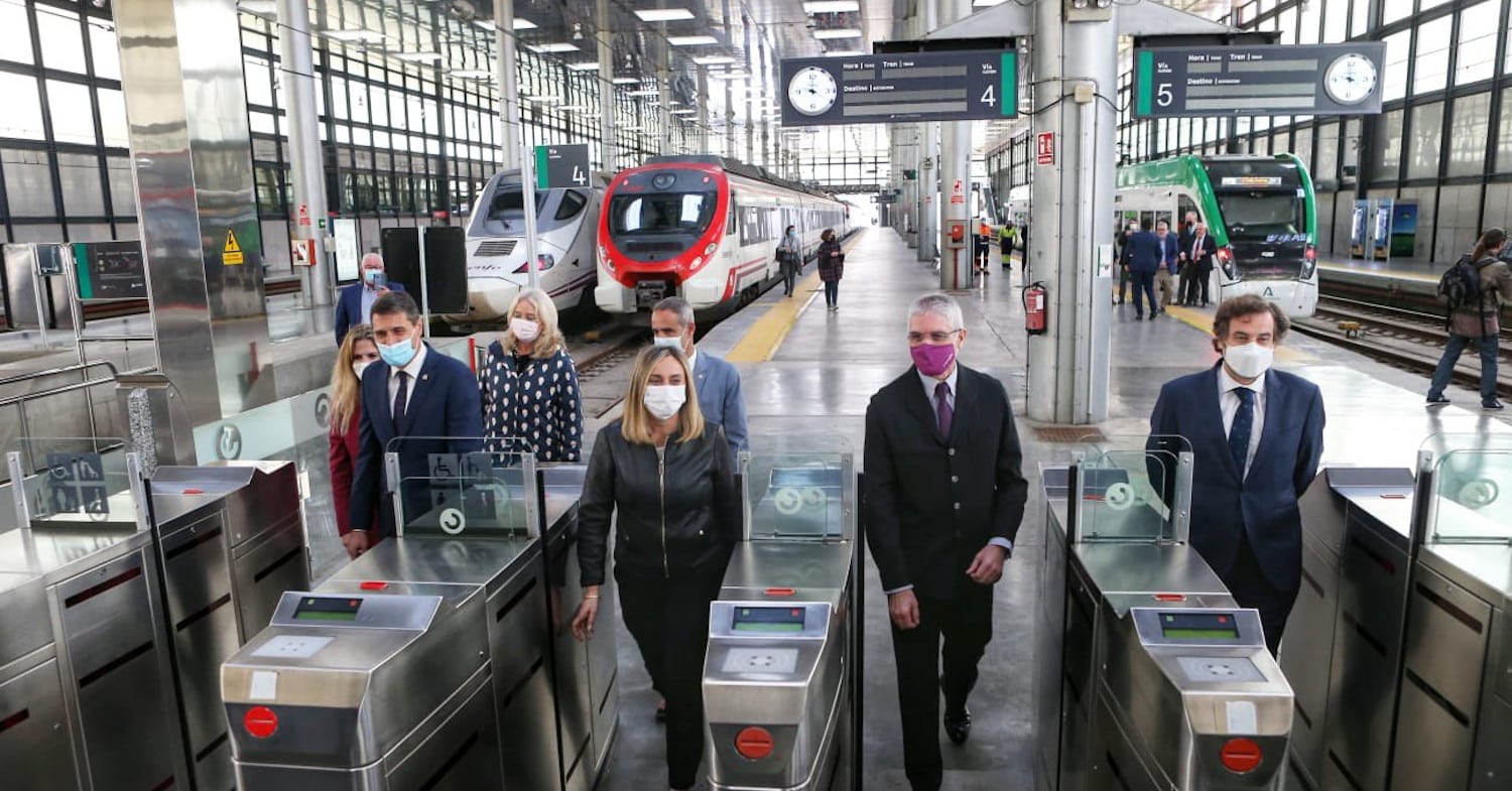 El Tranvía de la Bahía llega por primera vez a Cádiz