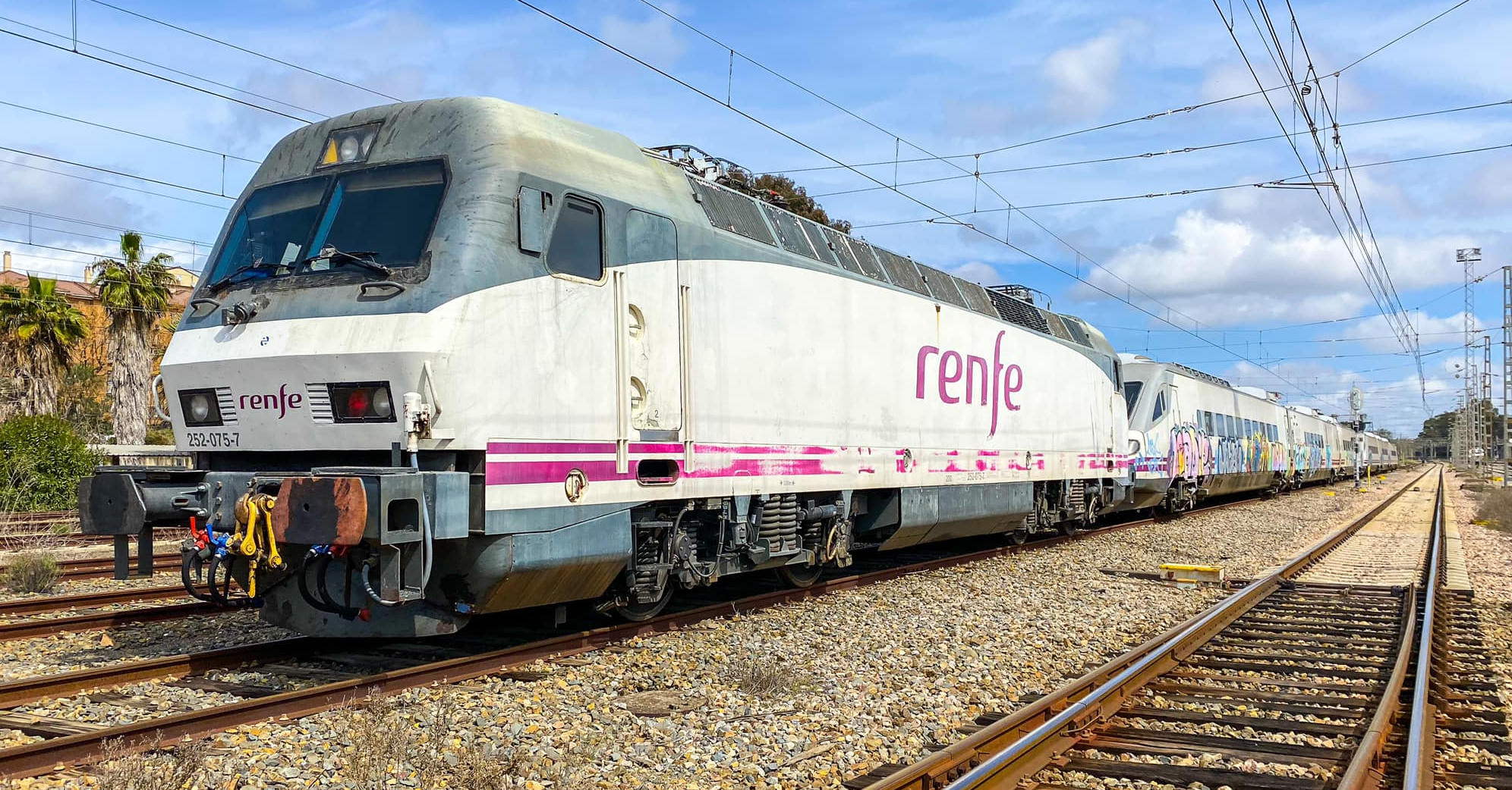 Renfe traslada dos unidades de la serie 490 al taller de Málaga-Los Prados