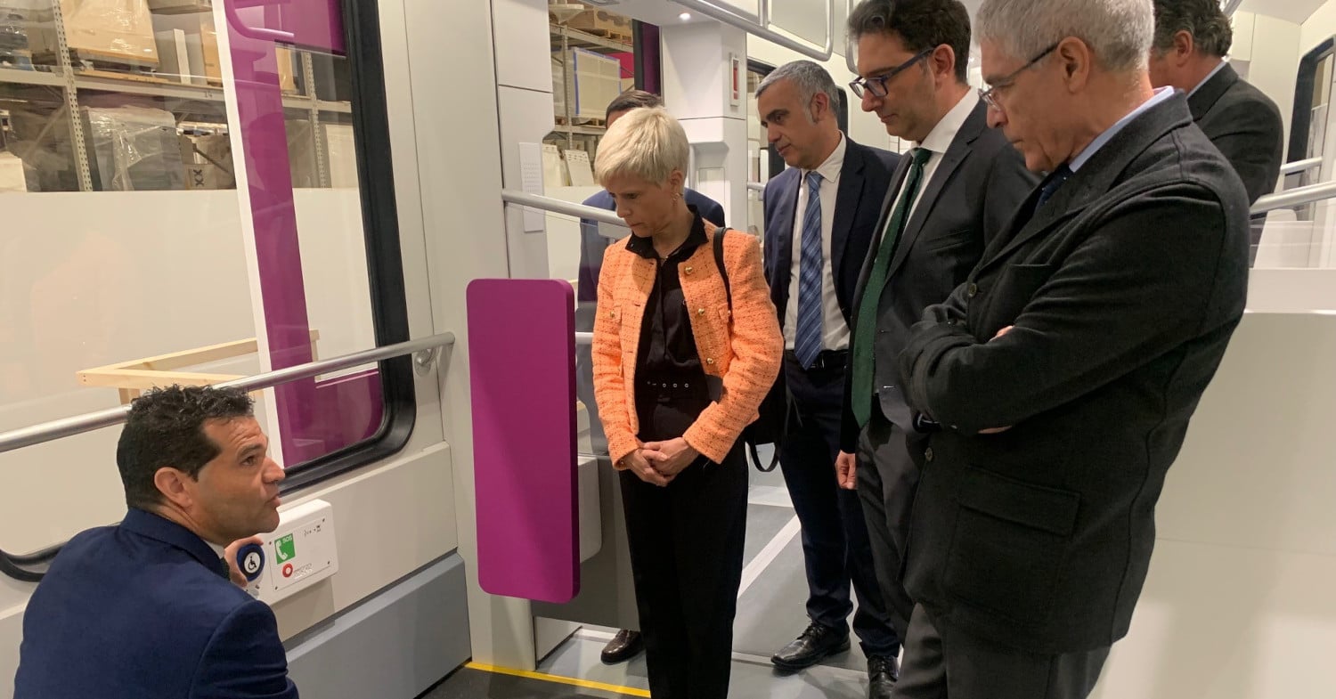 Isaías Táboas visita la maqueta de los nuevos trenes de Cercanías de Stadler