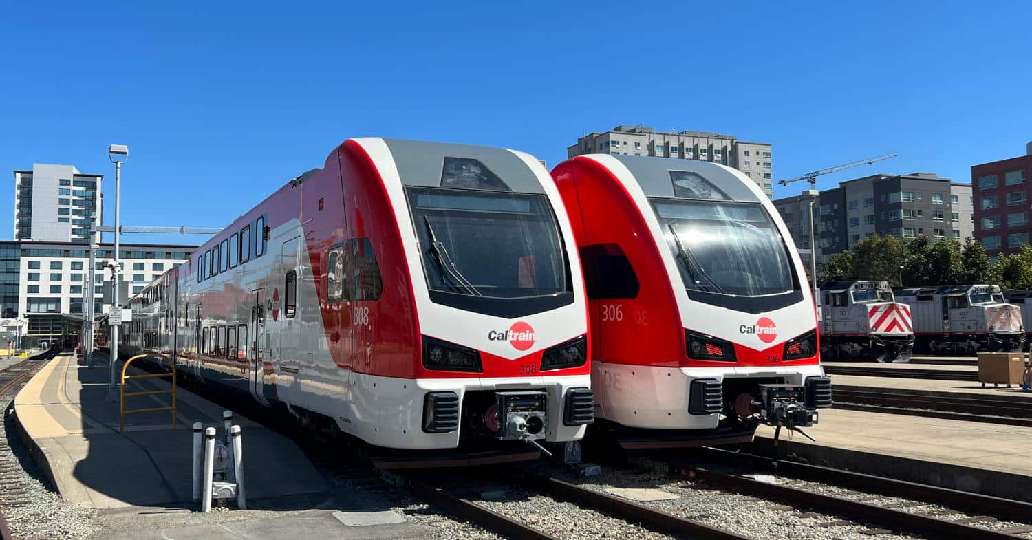 Caltrain presenta sus nuevos trenes eléctricos Stadler KISS
