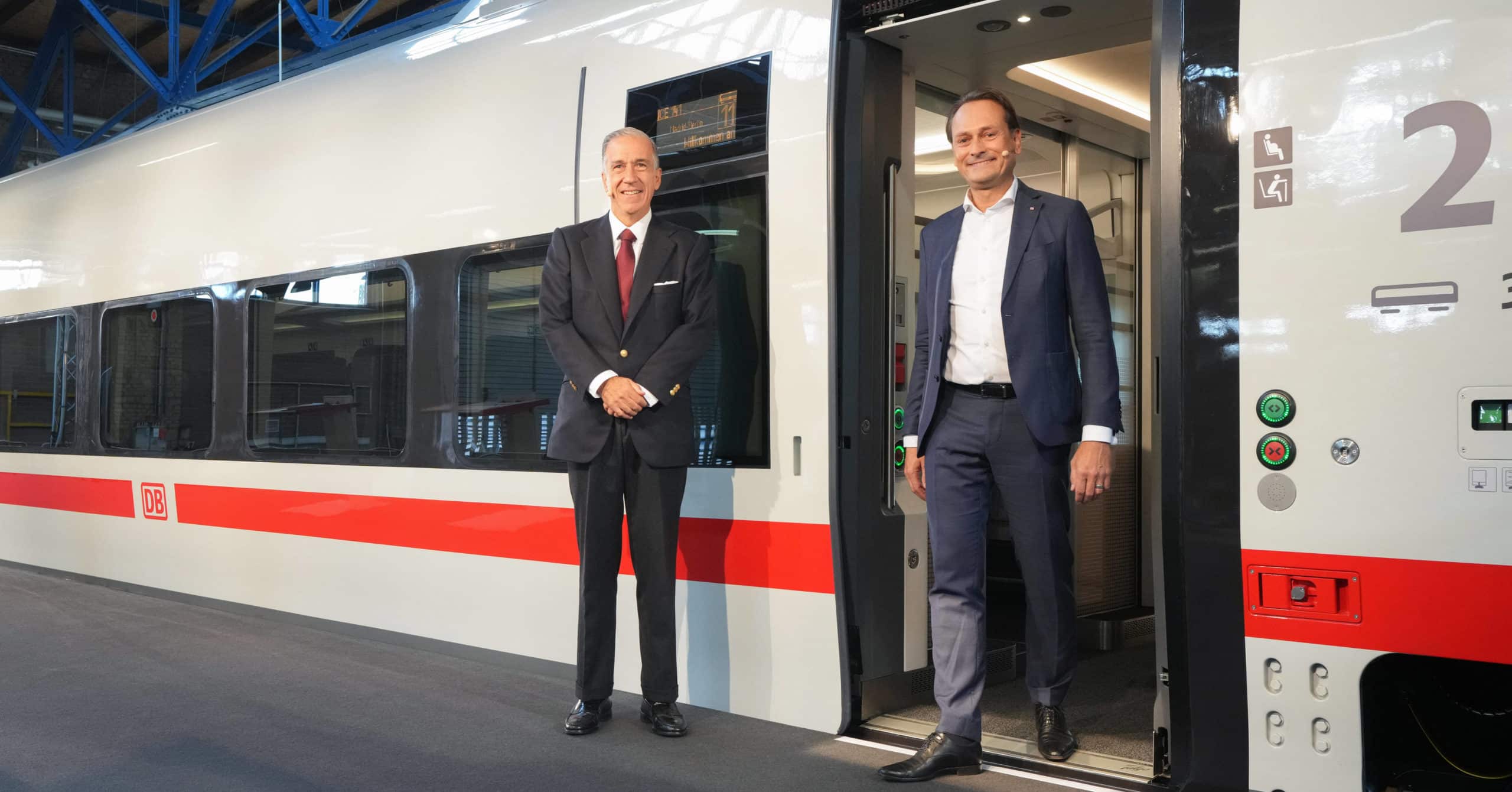 DB y Talgo presentan el primer coche del tren ICE L
