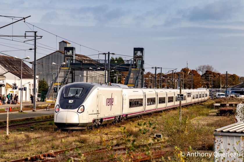 El 106-009 detenido en una estación durante sus primeros días de pruebas en Francia. © ANTHONY QUERLEAU.