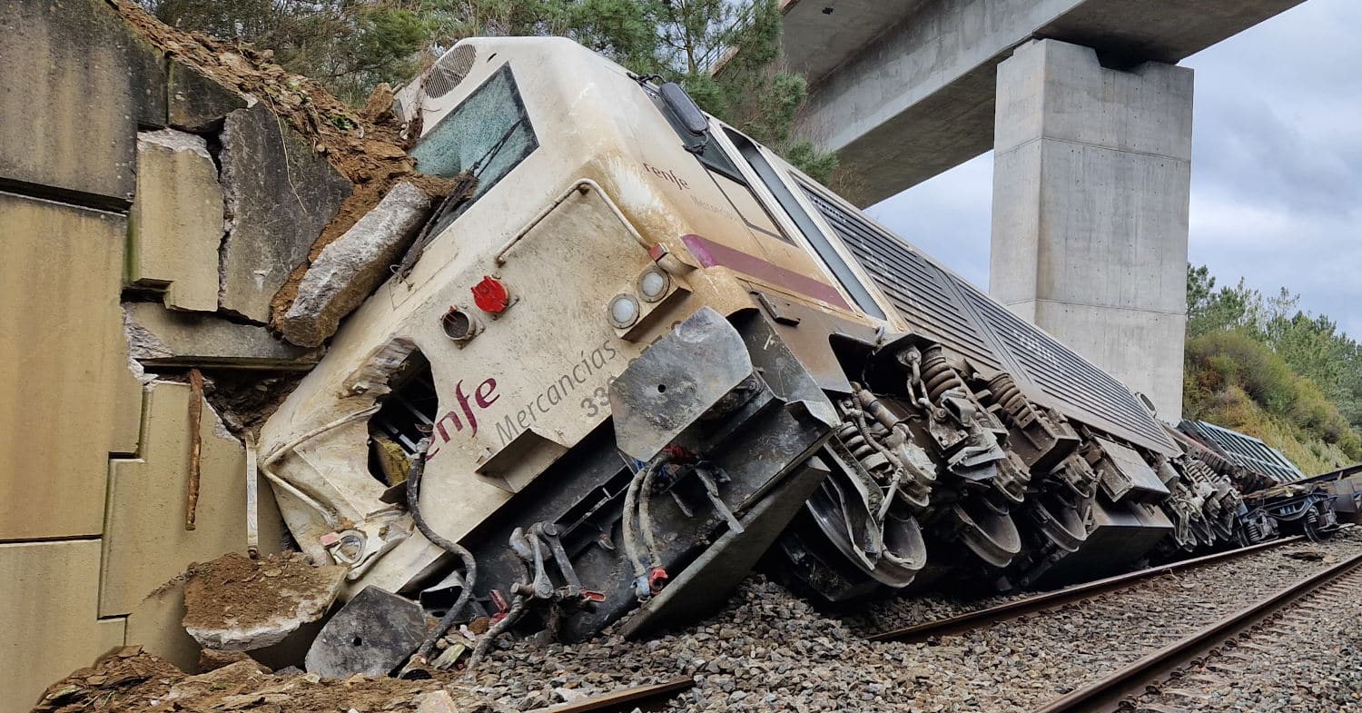 Un desprendimiento provoca el descarrilamiento de un tren de mercancías en Lalín