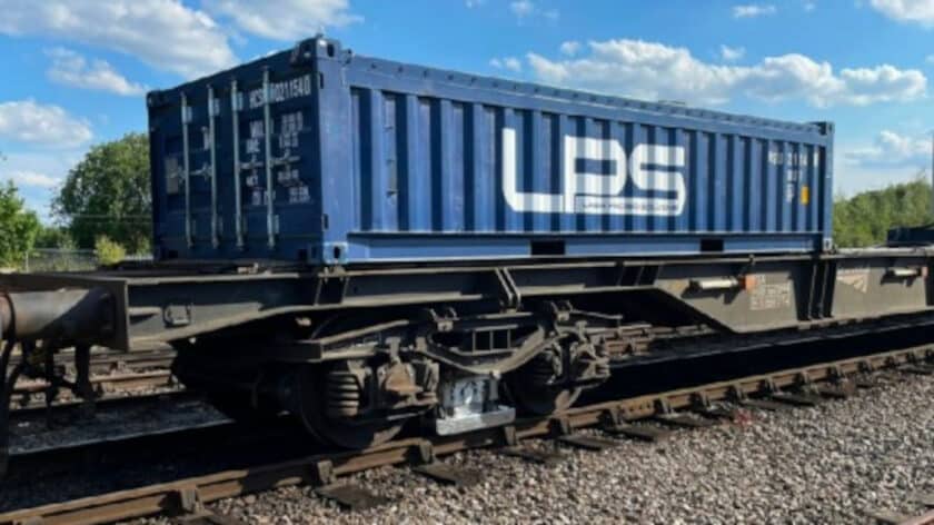 Vagón con un contenedor de media altura sobre un bogie Y25. © LPS.