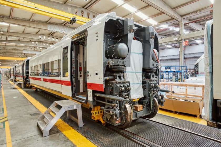 Coches de un ICE L en la línea de montaje de la factoría de Las Matas 2. © TALGO.