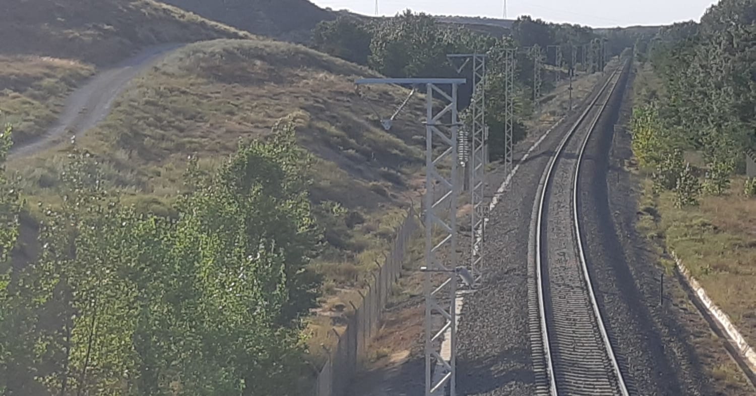 Comienza la instalación de los postes de catenaria entre Zaragoza y Teruel