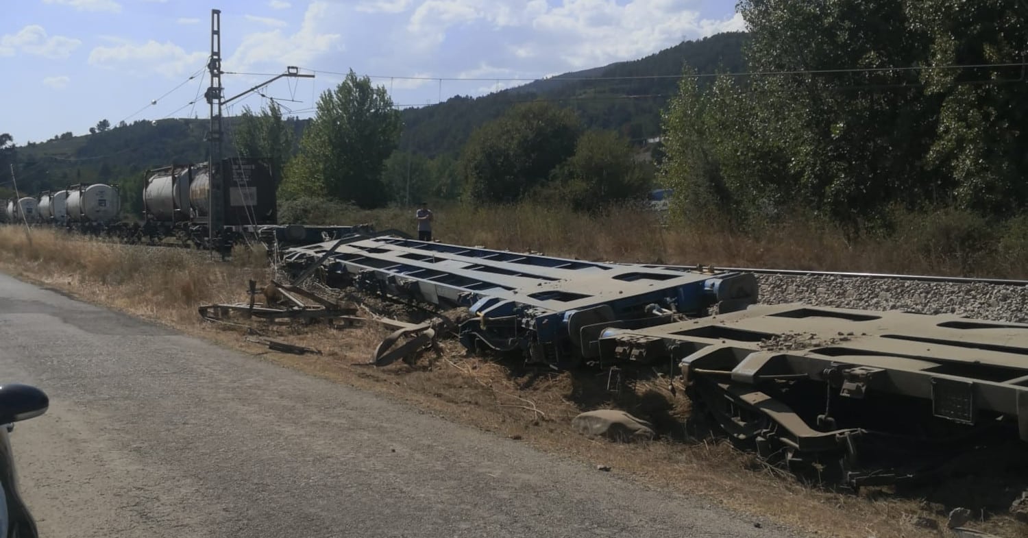 Descarrila un tren de mercancías peligrosas en Vilamartín de Valdeorras