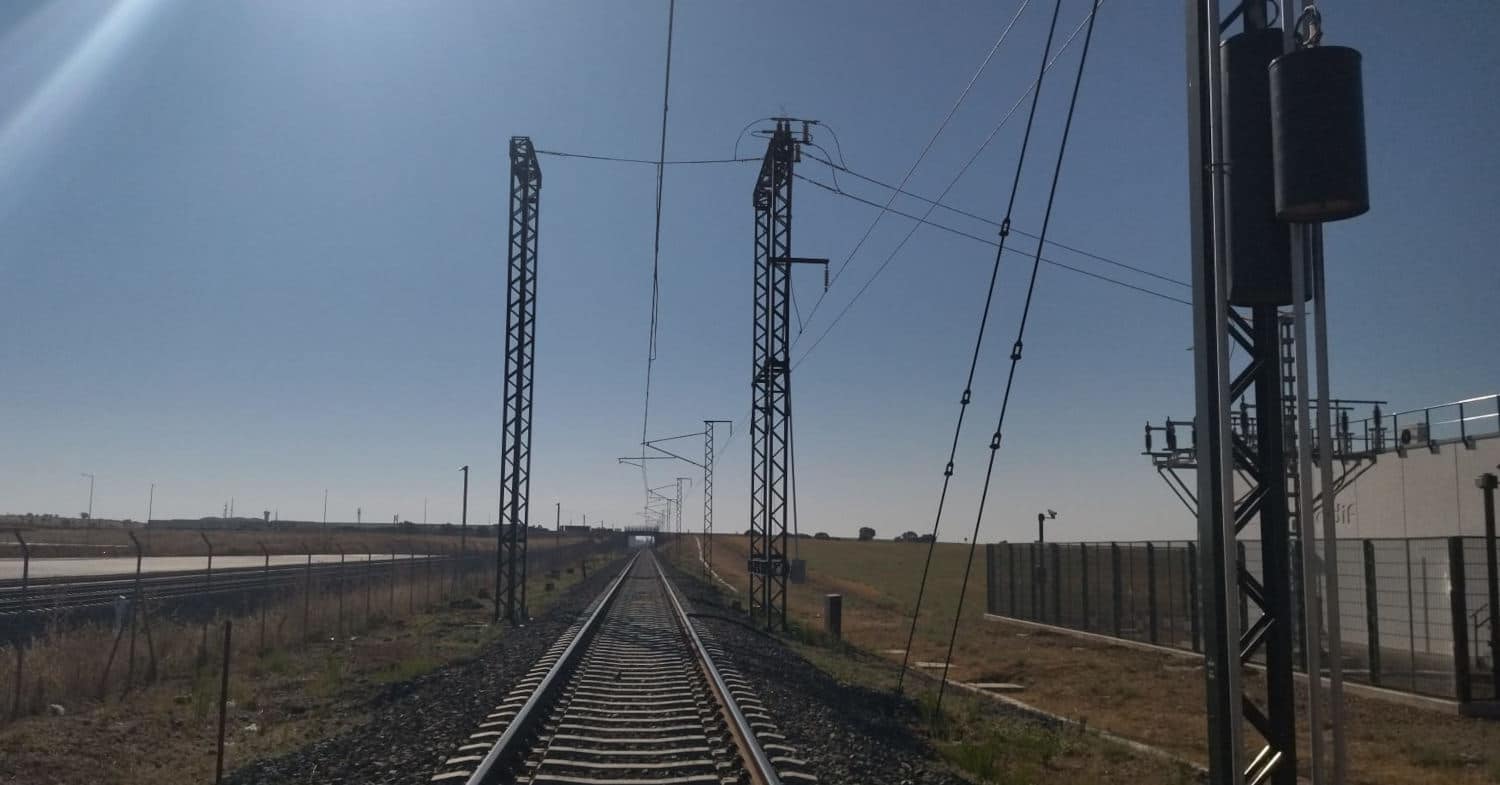 Adif AV pone en tensión la catenaria entre Badajoz y la frontera