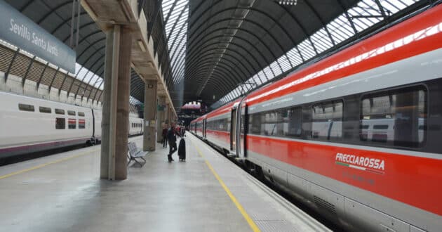 Iryo train with Trenitalia's Frecciarossa 1000 brand at Seville Santa Justa station. MIGUEL BUSTOS.